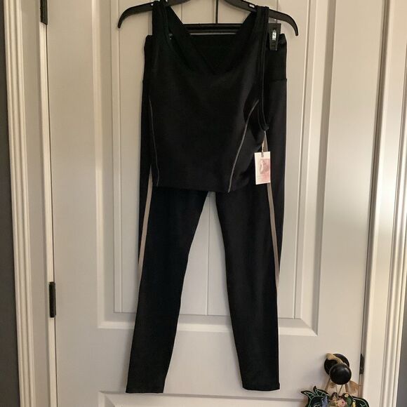 NWT ❤️Jessica Simpson 2-piece Black Beauty Workout Wear 🏋️♀️🏃♀️👟 🪶 - Picture 1 of 5